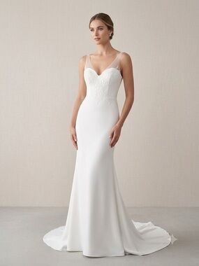 Elegant Light Ivory Bridal Gown with Delicate Lace Bodice